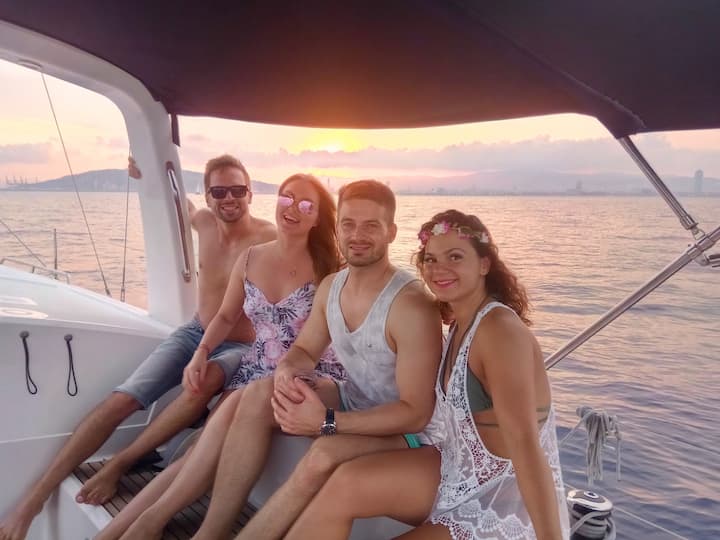 Mchezo wa kuvutia wa saa 2 wa kupiga makasia wakati wa machweo huko Barcelona