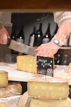 Nicas siera degustācija ar aizvērtām acīm