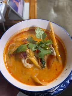 Cocina Pad Thai y Tom Yum con un chef tailandés local