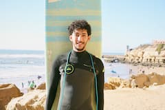 לגלוש על הגלים הארוכים ביותר של אימסואן עם מקומי