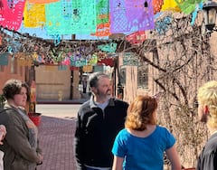 לגלות את העבר של העיר העתיקה עם היסטוריון
