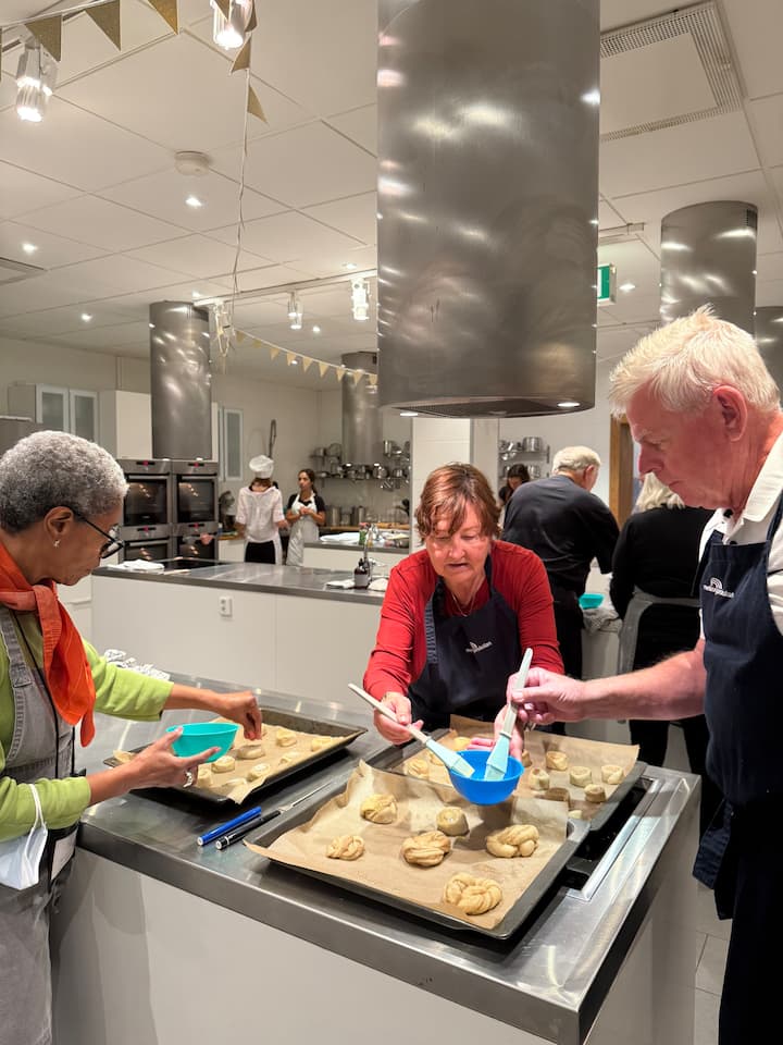 Oka Mikate ya Mdalasini ya Kiswidi na Ufurahie Fika