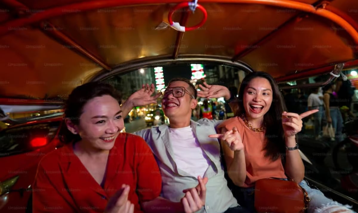 Night tuk-tuk to taste mishkaki & more in Old Town