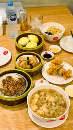 Tikman ang mga tradisyonal na pagkain sa isang bantog na lugar sa Surabaya