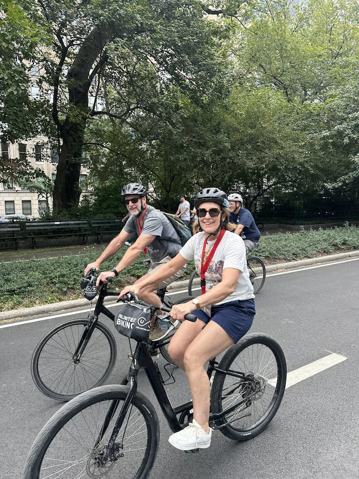 ველოსიპედით გასეირნება ცენტრალურ პარკში და კინოს გადაღების ადგილებზე