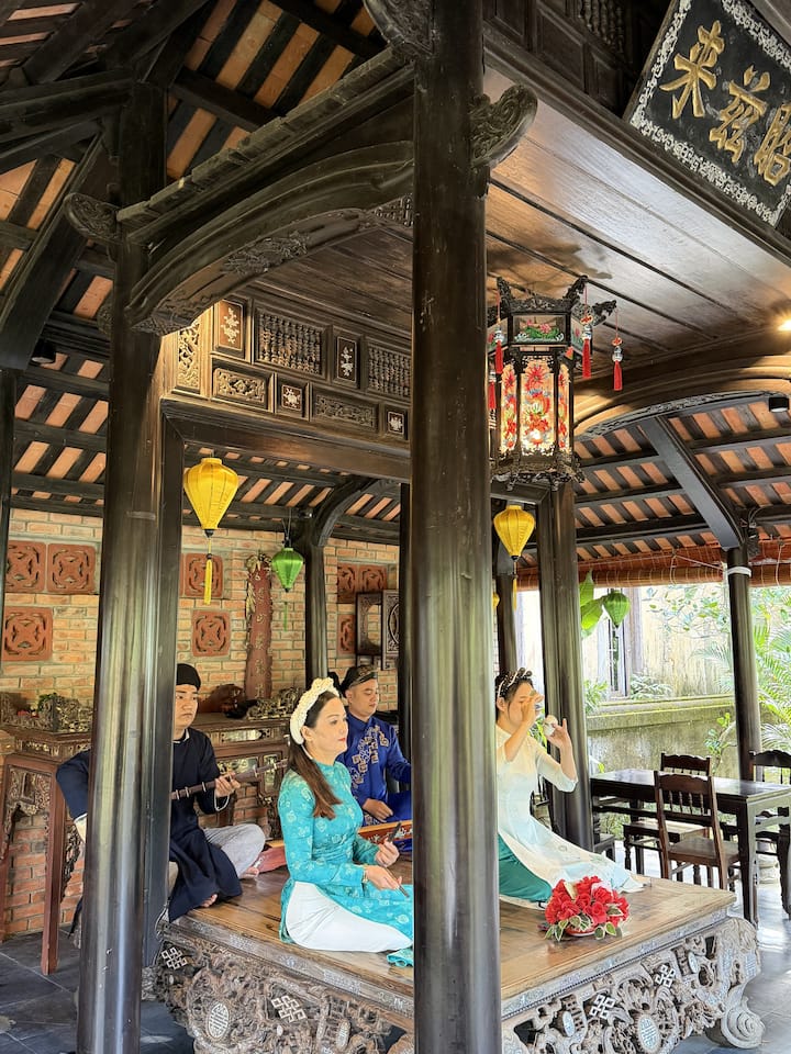 स्थानिकांसोबत ह्यू पाककृतींचा आस्वाद घ्या; तुम्हाला जितके खाता येईल तितके खा