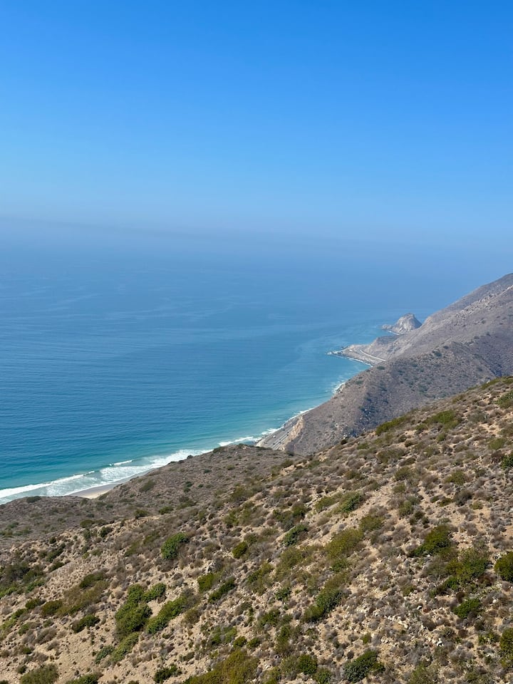 Vrapim në shteg me pamje nga oqeani në Malibu