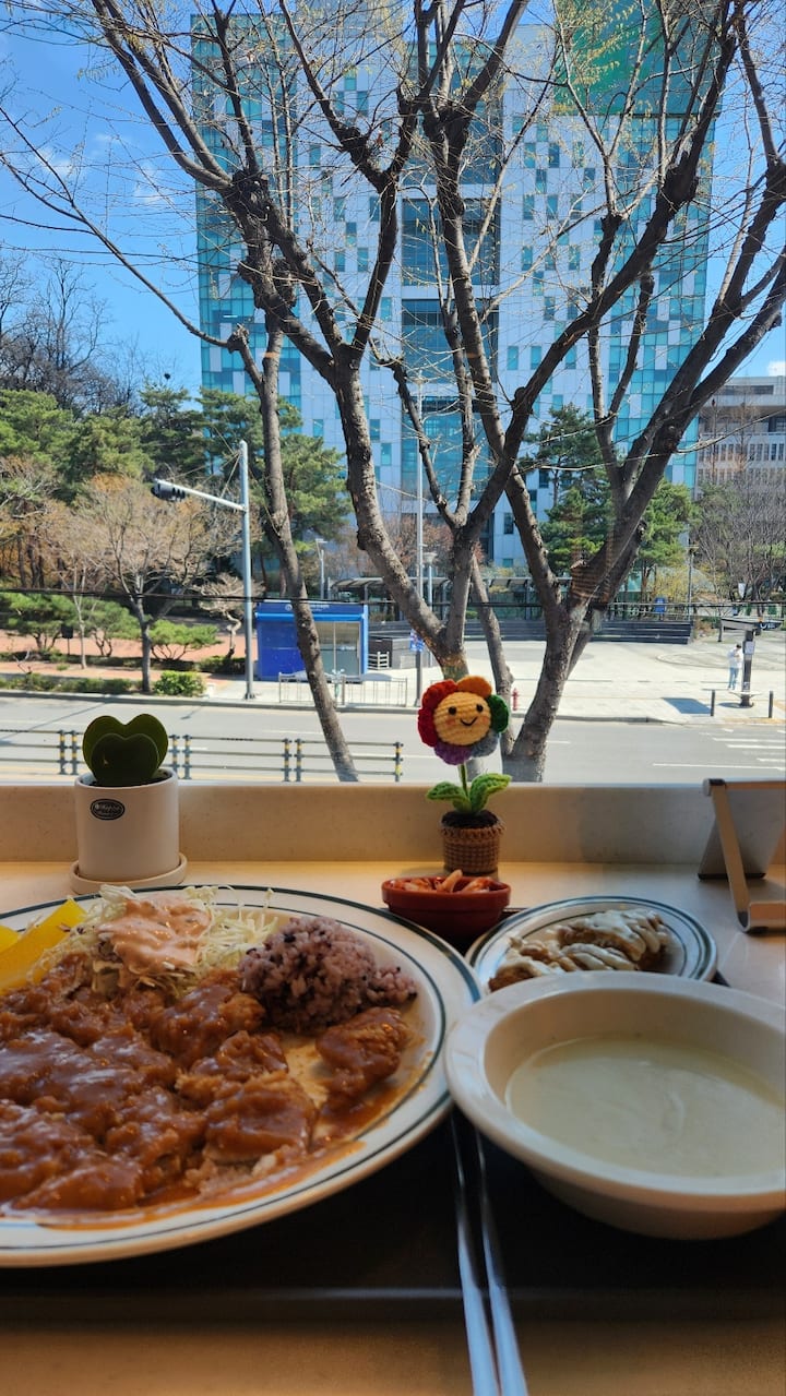 Seoul Salama na ya Kufurahisha Ukiwa na Mwongozo Wako Mkazi