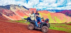 彩色山脉和红色山谷四轮摩托车之旅