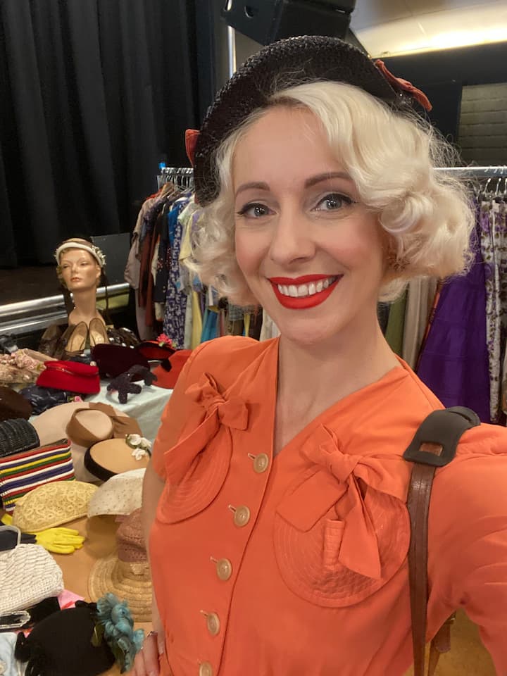 Shopping Guide with a Vintage Fashion Specialist