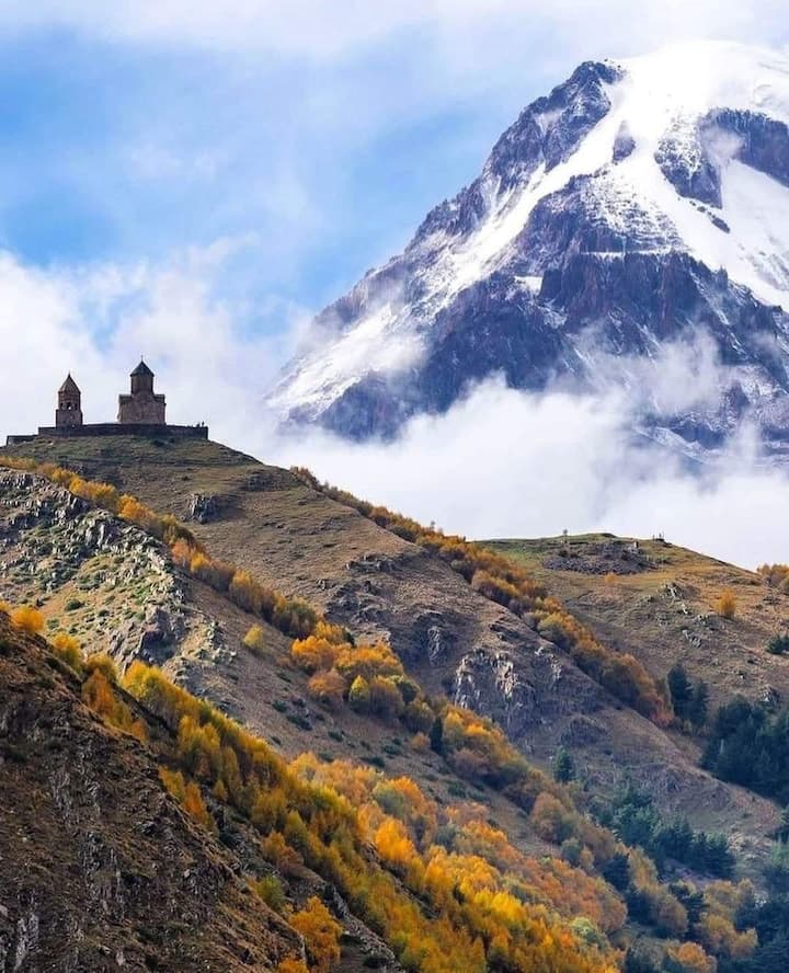 Tembelea Kanisa la Utatu la Gergeti ukiwa na mwelekezaji wa eneo husika