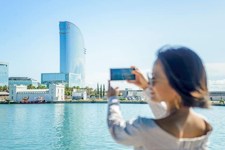 Barc.: Biçikletë elektrike, teleferiku i Montjuic dhe lundrim