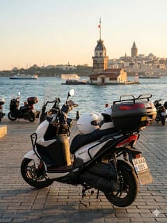 Recorrido en moto por la ciudad: las paradas gastronómicas del chef