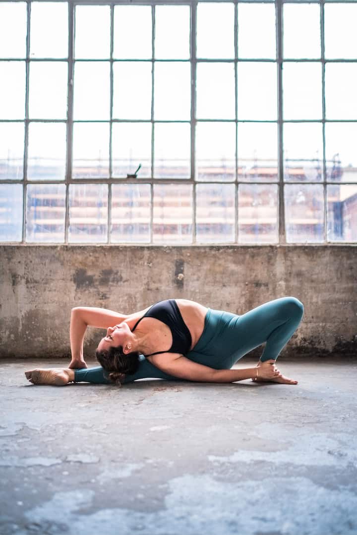 იოგა ისტორიულ არტ-ნუვოს ლოფტში და ნიუ-იორკის საუკეთესო ნამცხვარი