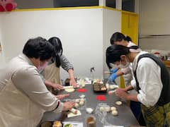 在东京的一家面包店制作红豆沙面包