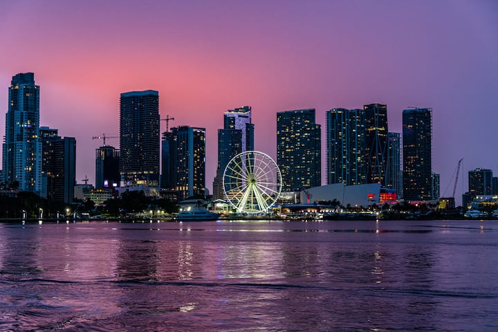 კოქტეილების დეგუსტაცია მაიამიში მზის ჩასვლისას კრუიზში