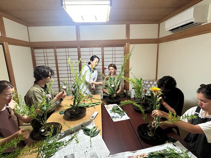Ikebana authentique avec un maître de premier rang de l'école Ikebō