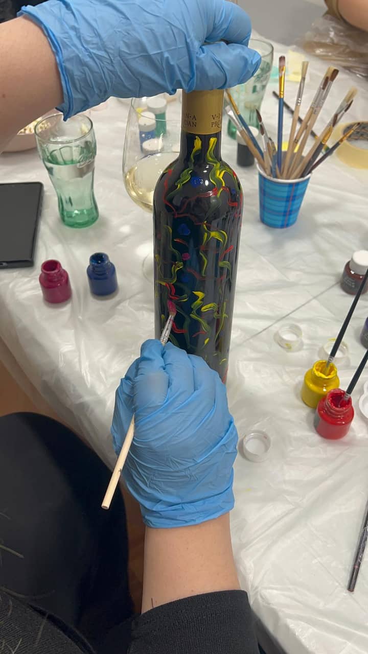 ხელოვნების ნიმუშების შექმნა ღვინით და ხორვატიული ღვინოების დეგუსტაცია