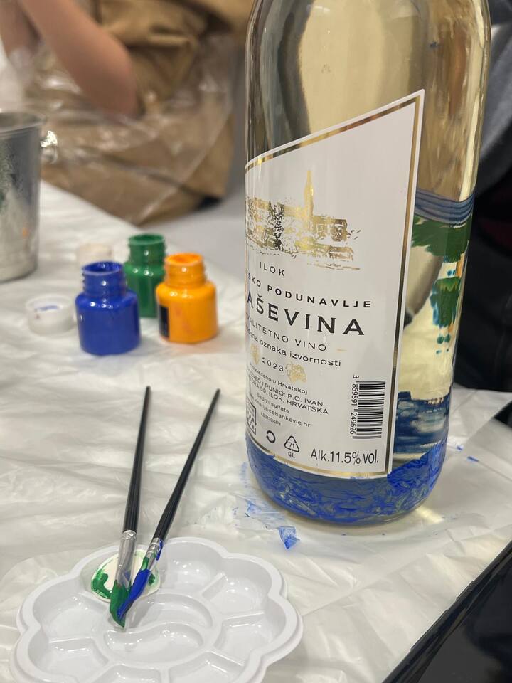 ხელოვნების ნიმუშების შექმნა ღვინით და ხორვატიული ღვინოების დეგუსტაცია