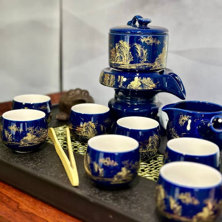 ჩაისა და საკმევლის რიტუალი მშვიდ კანაზავას ტაუნჰაუსში