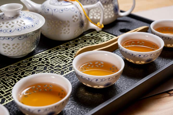 ჩაისა და საკმევლის რიტუალი მშვიდ კანაზავას ტაუნჰაუსში