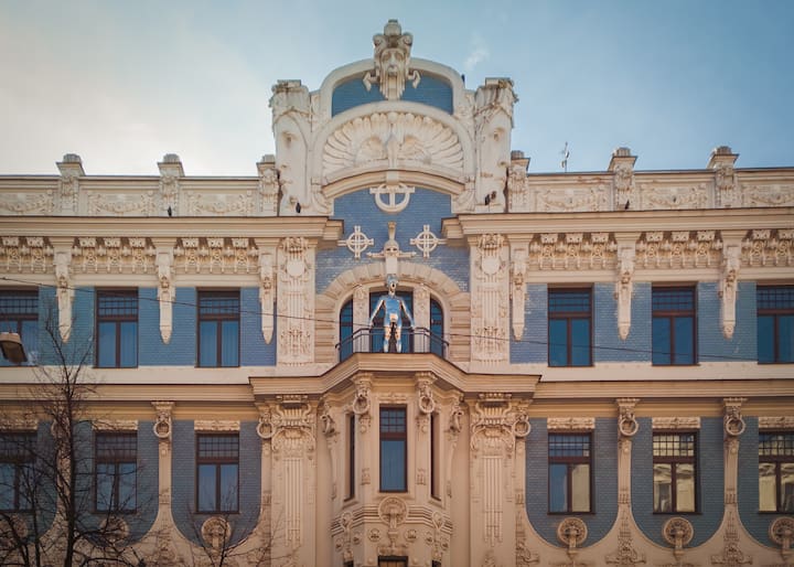 Shëtit në lagjen Art Nouveau të Rigës