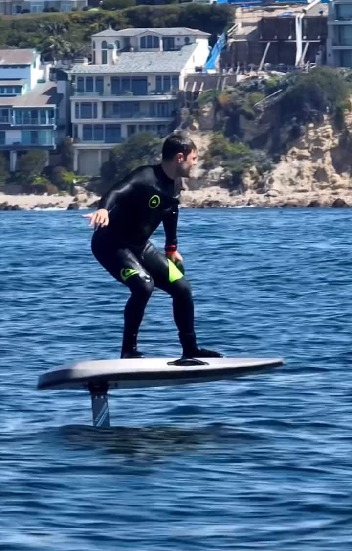 Glide on an e-foil with a seasoned guide