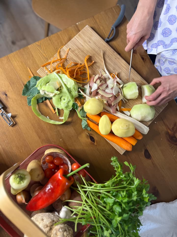 Onja goulash ya Hungaria ukiwa na mwenyeji wa kilabu cha chakula cha jioni