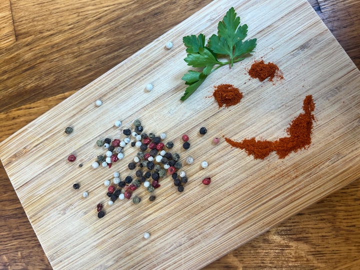 Onja goulash ya Hungaria ukiwa na mwenyeji wa kilabu cha chakula cha jioni