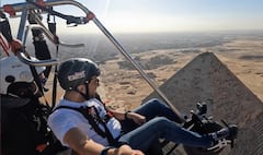 Lumipad sa itaas ng mga pyramid sakay ng paramotor