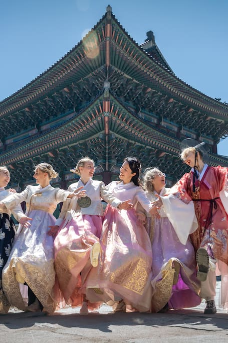 Hanbok Photoshoot & Storytelling Palace Walk