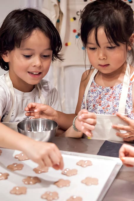 Bake and decorate Macarons with your kids in Paris