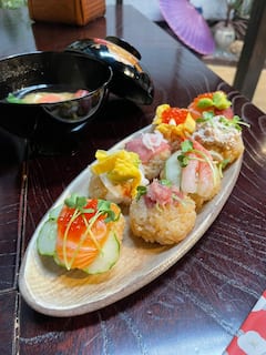 Mitad de precio para 2 o más personas | Taller privado de sushi en una casa de comerciantes de Onomichi con 100 años de antigüedad - Hasta 8 personas