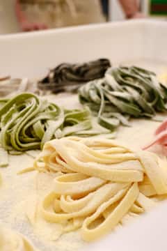 Pasta recién hecha y descubre el fettuccine Alfredo