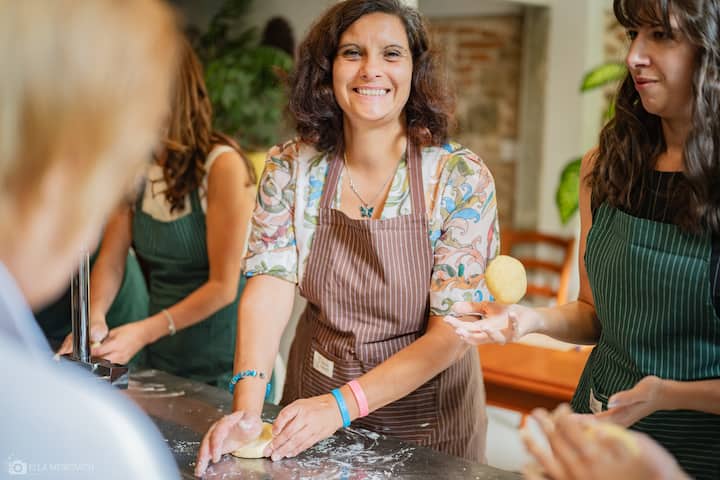 Préparation de pâtes fraîches authentiques dans une maison italienne