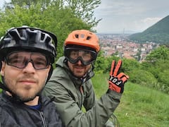 Na elektrokole po Brašově: Terénní stezky a hustý les