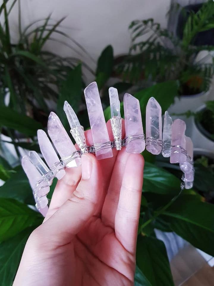 क्वार्ट्झसह दागिन्यांची कार्यशाळा