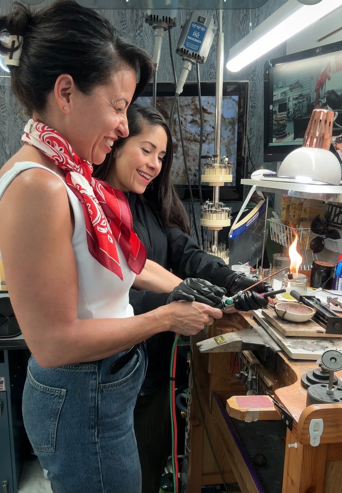 Create your gold or silver jewelry in a jewelry workshop