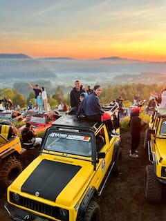 Amanecer en jeep en el monte Batur y templo flotante en el lago