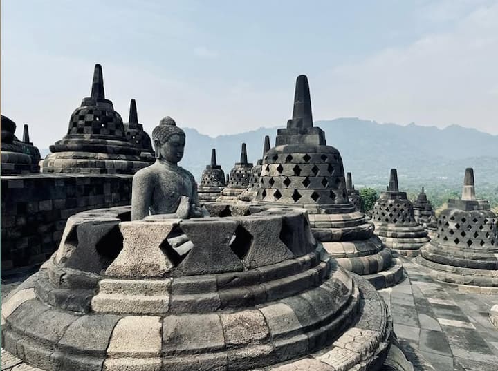 बोरोबुदूर आणि प्रंबानन मंदिरे पाहा
