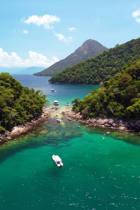 Navegue por Águas Cristalinas em Ilha Grande