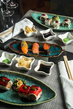 Recorrido de sushi y vinos: experiencia de degustación privada