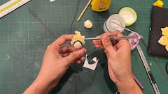 ליצור יצירת אומנות קווילינג תלת-ממדית מנייר עם אמנים מקומיים