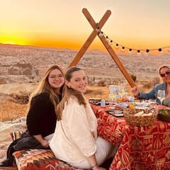 אורחי יוקרה במדבר אגפאי – ארוחת ערב בשקיעה ומופע אש