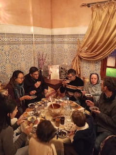 与当地家庭一起用餐