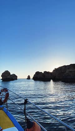 Navegación al atardecer en un barco portugués vintage