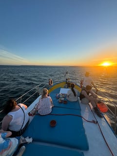 Navegación al atardecer en un barco portugués vintage