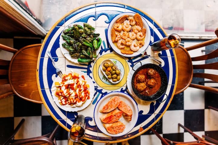 Përvojë me tapas, verë dhe kitarë live