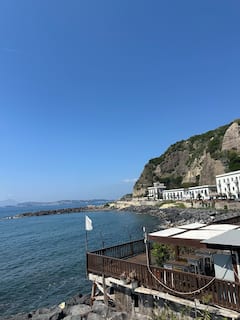 骑摩托车游览那不勒斯和波佐利的美景