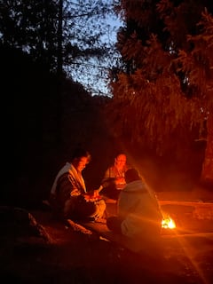 לצעוד במסלולי יער מוארים באור ירח מלא בגראהאן - פארוואטי